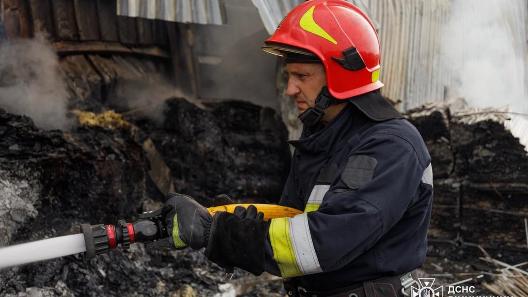 Українські рятувальники на місці російського влучання у Вінниці