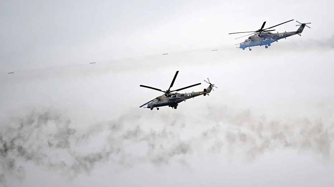 Ілюстративне фото. Білоруські військові гелікоптери Мі-24 виконують польоти в межах військових навчань «Захід-2025» поблизу Борисова, 15 вересня 2025 року