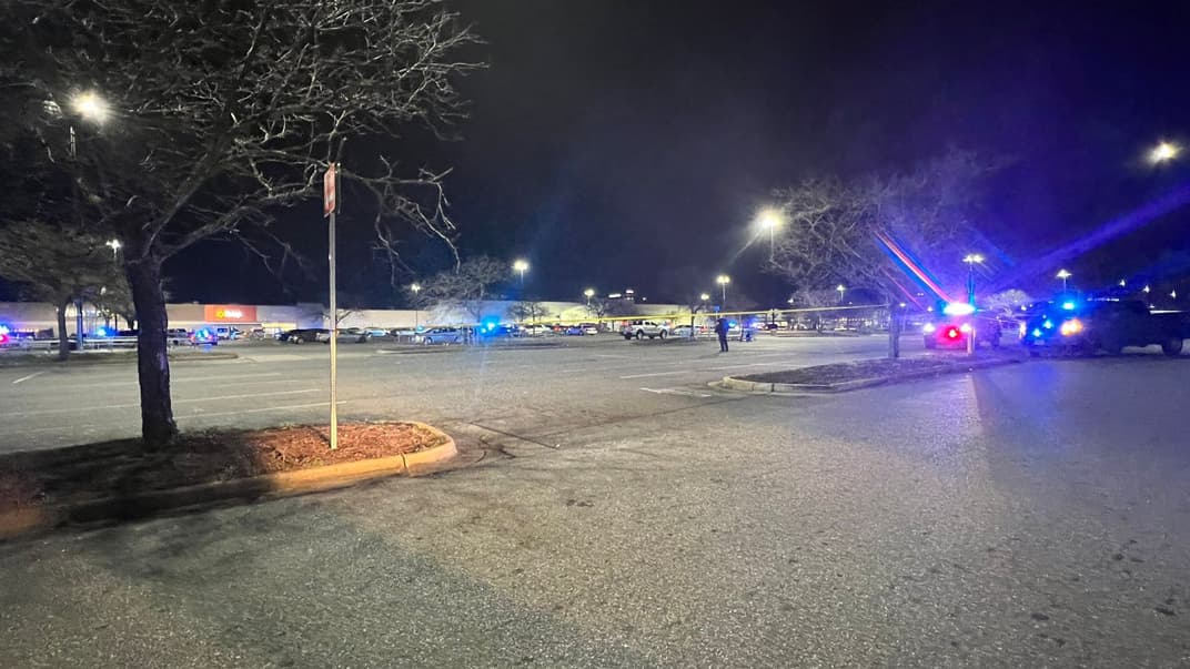 Поліція працює на місці стрілянини, 23 листопада 2022 року