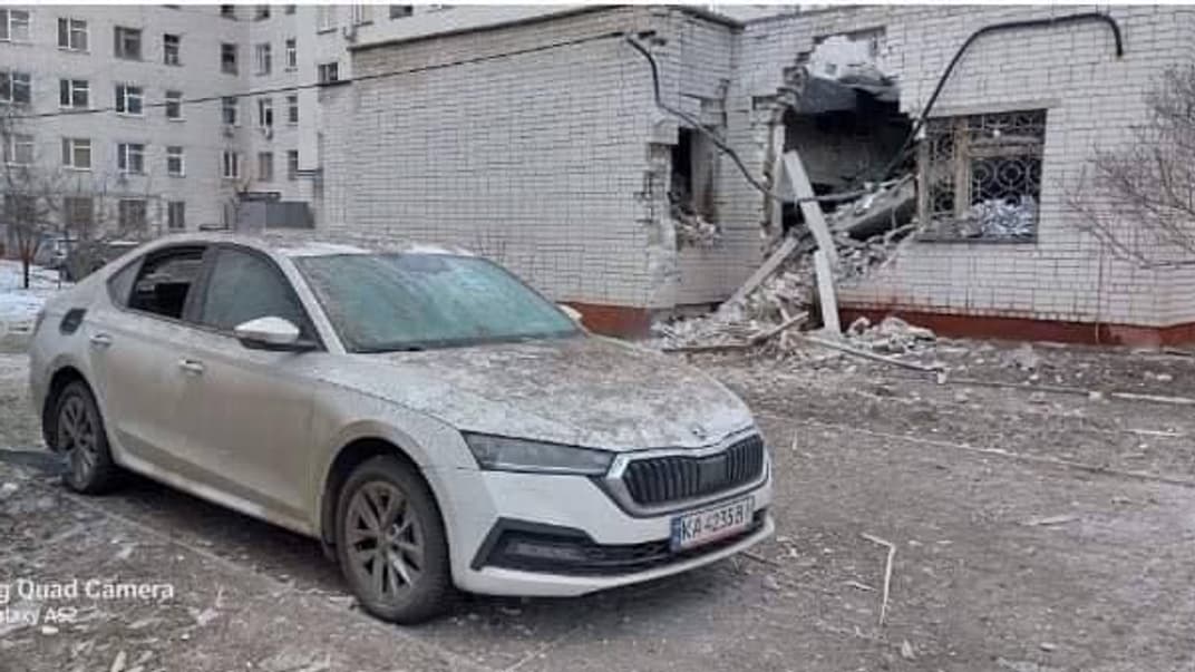 Здание возле центра «Фрезениус Медикал Кер Украина», в которое попал снаряд, Чернигов, 13 марта 2022 года