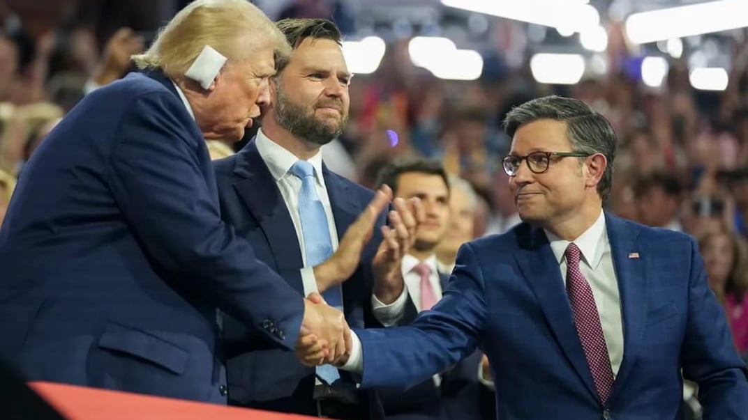 Сіпкер Палати представників США Майк Джонсон (праворуч) та кандидат у президенти США Дональд Трамп