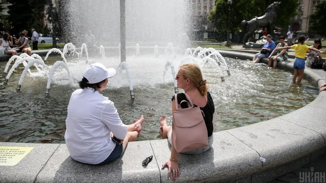 Ілюстративне фото. Люди відпочивають біля фонтана у Києві