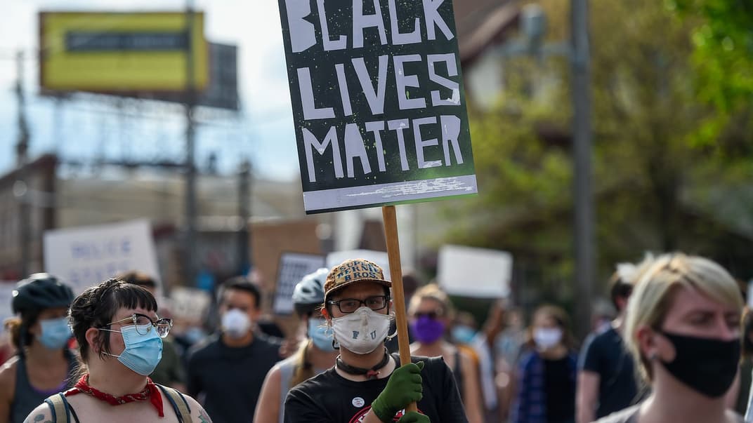 В американском городе Миннеаполис сотни людей вышли на акцию протеста после того, как от действий полиции умер афроамериканец, 26 мая 2020 года