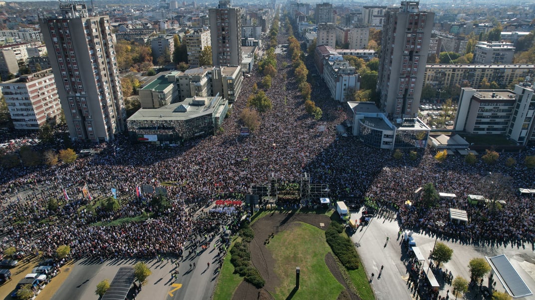 Учасники мітингу, присвяченому роковинам трагедії в Новому Саді