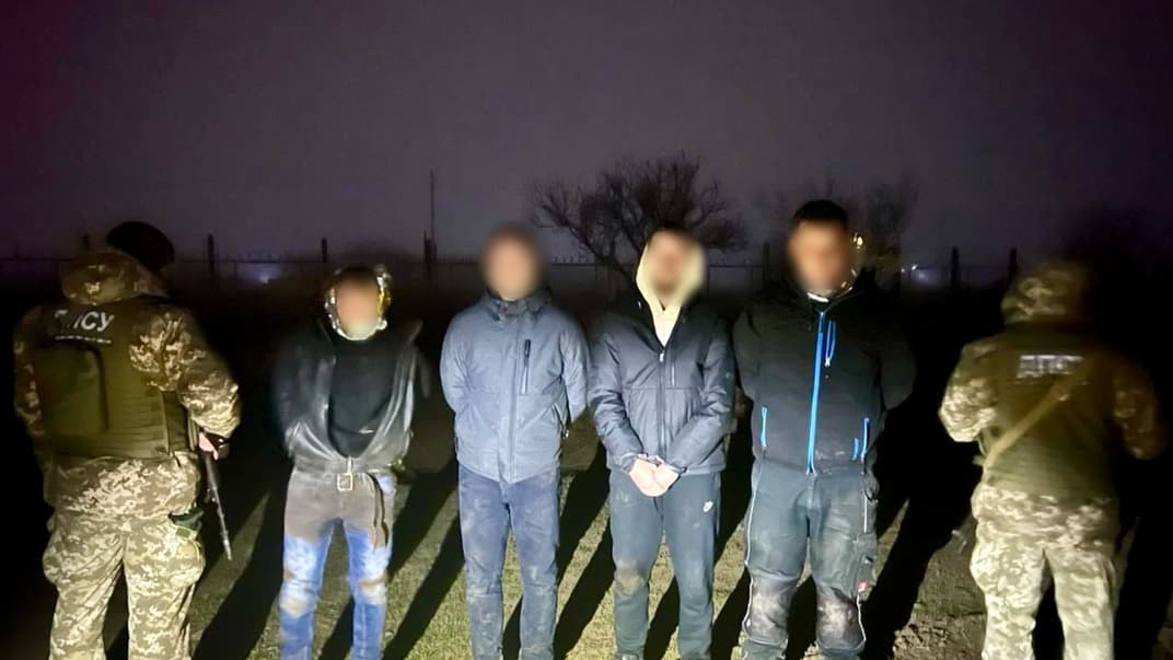 Закутались в термоодеяло, чтобы не заметил тепловизор: в Одесской области пограничники задержали четырех мужчин