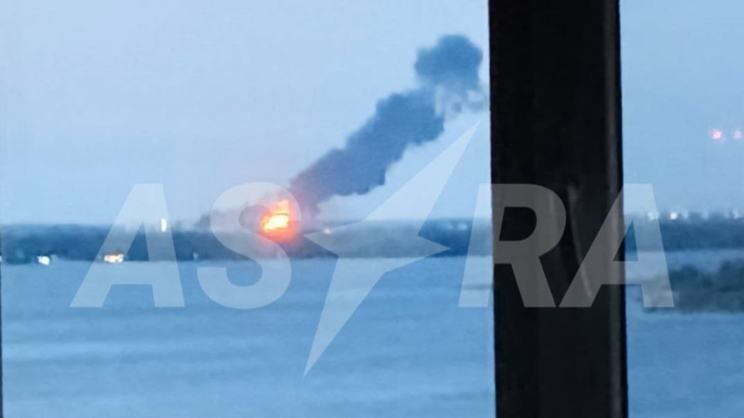 Пожар в Энгельсе после атаки беспилотников