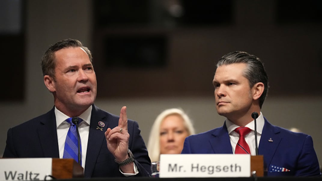 Советник по нацбезопасности США Майк Уолтц (слева) и американский министр обороны Пит Хегсет