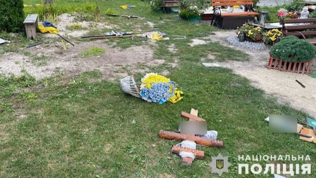 Поліціянти зафіксували 11 пошкоджених могил