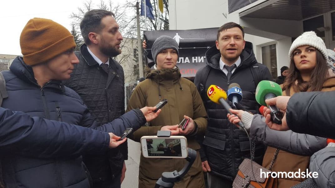 Адвокаты подозреваемой по делу об убийстве Павла Шеремета Яны Дугарь и сама Дугарь под зданием МВД, 13 февраля 2020