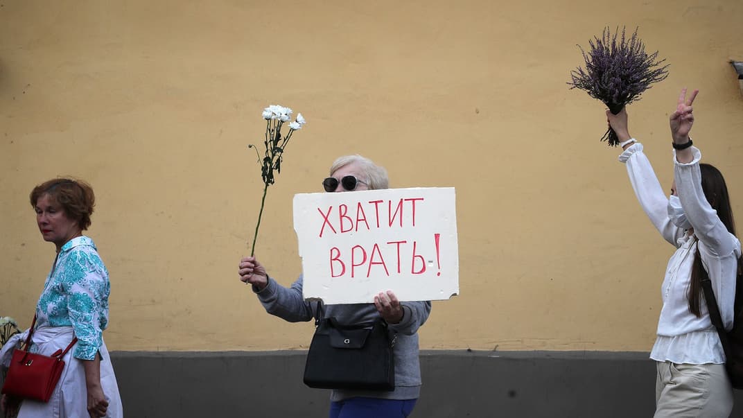 Жінка тримає плакат із написом «Годі брехати!», беручи участь в акції на підтримку затриманих і поранених учасників протестів, що спалахнули після президентських виборів, Мінськ, Білорусь, 13 серпня 2020 року