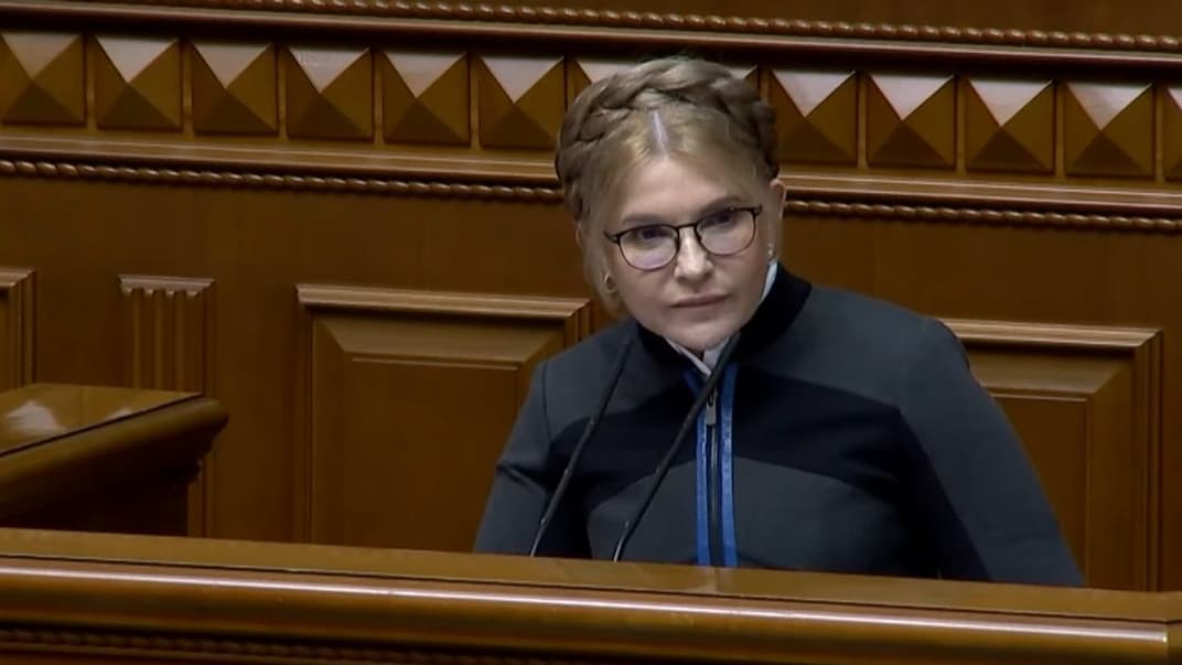 Юлия Тимошенко выступает с трибуны в зале парламента, 21 декабря 2023 года