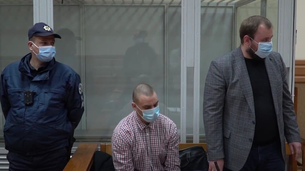 Подозреваемый в стрельбе по детям в Тернополе (в центре)