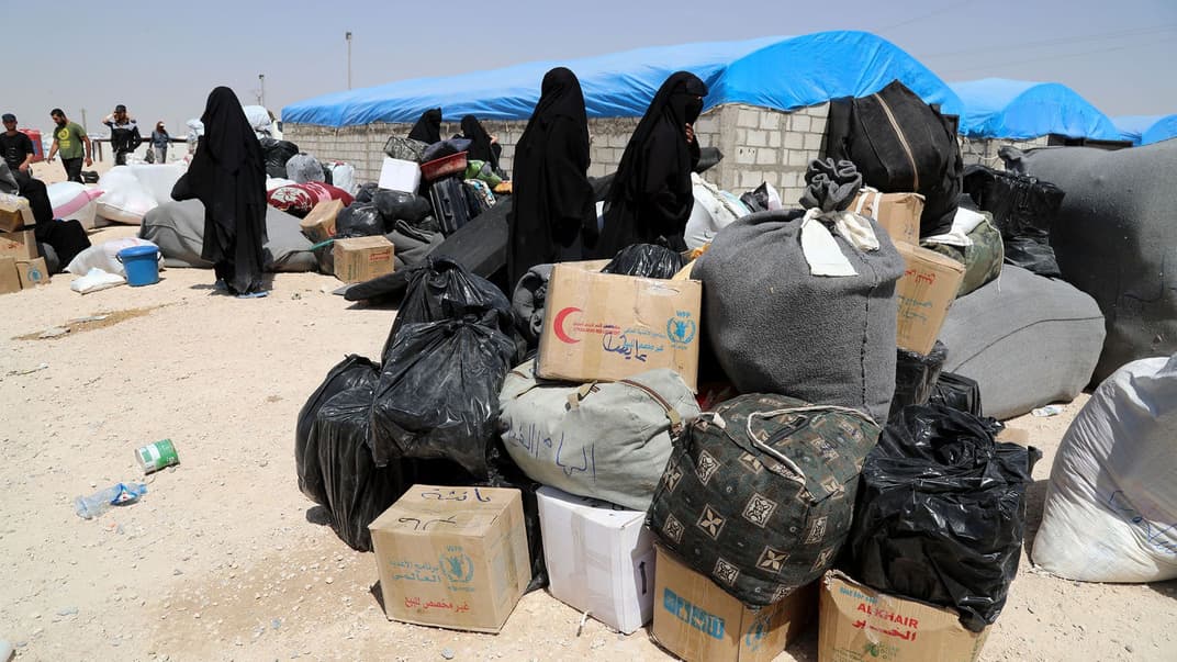 Жены боевиков «Исламского государства» с детьми, которых депортировали из лагеря беженцев Аль-Холл в лагерь Эль-Хасака на северо-восток Сирии, 3 июня 2019 года