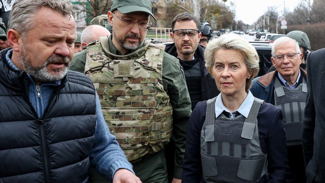Мер Бучі Анатолій Федорук, прем'єр-міністр Денис Шмигаль, президентка Єврокомісії Урсула фон дер Ляєн, високий представник ЄС Жозеп Боррель (зліва направо) у Бучі, 8 квітня 2022 року