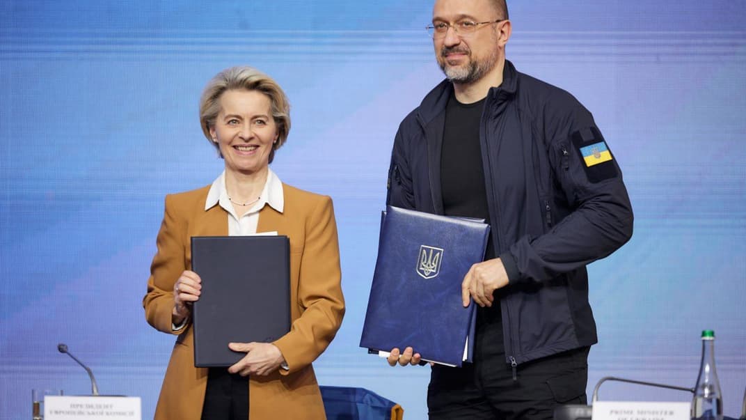 Прем'єр-міністр України Денис Шмигаль та очільниця Єврокомісії Урсула фон дер Ляєн після підписання документів, Київ, 2 лютого 2023 року