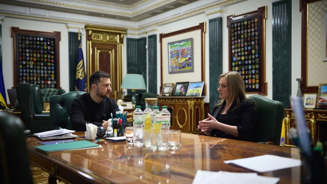 Президент Владимир Зеленский общается с Ольгой Решетиловой