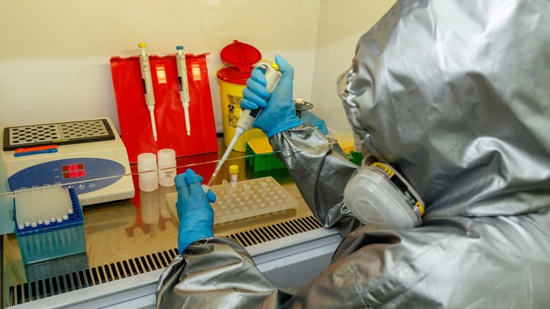 Медицинский работник проводит исследования на COVID-19 ПЦР-методом в лаборатории Закарпатского областного Центра общественного здоровья