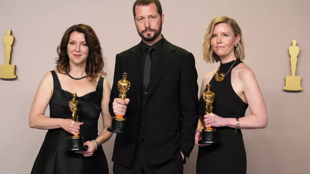 Мстислав Чернов в окружении кинопродюсерок Рейни Аронсон-Рат (слева) и Мишель Мизнер на церемонии вручения «Оскара», 11 марта 2024 года