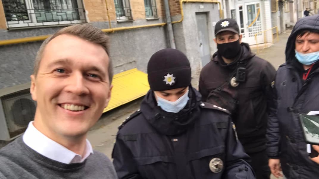 Поліцейські склали протокол про дрібне хуліганство на члена політради партії «Демократична сокира» Юрія Гудименка, який напередодні брав участь у протестах під Офісом президента