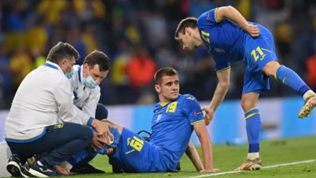 Нападник збірної України з футболу Артема Бєсєдін сидить на полі після отриманої важкої травми у матчі 1/8 фіналу Євро-2020 проти Швеції, 29 червня 2021 року