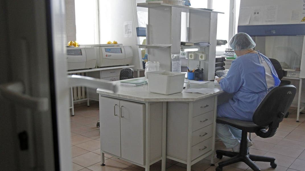 ДОТ-кабинет (кабинет контролируемого лечения) в здании территориального медицинского объединения «Фтизиатрия» в Киевской городской туберкулезной больнице, архивное фото