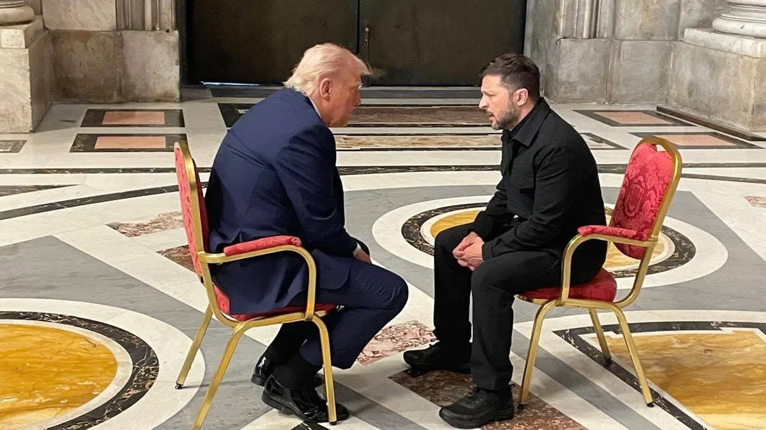 Дональд Трамп і Володимир Зеленський під час зустрічі у Ватикані