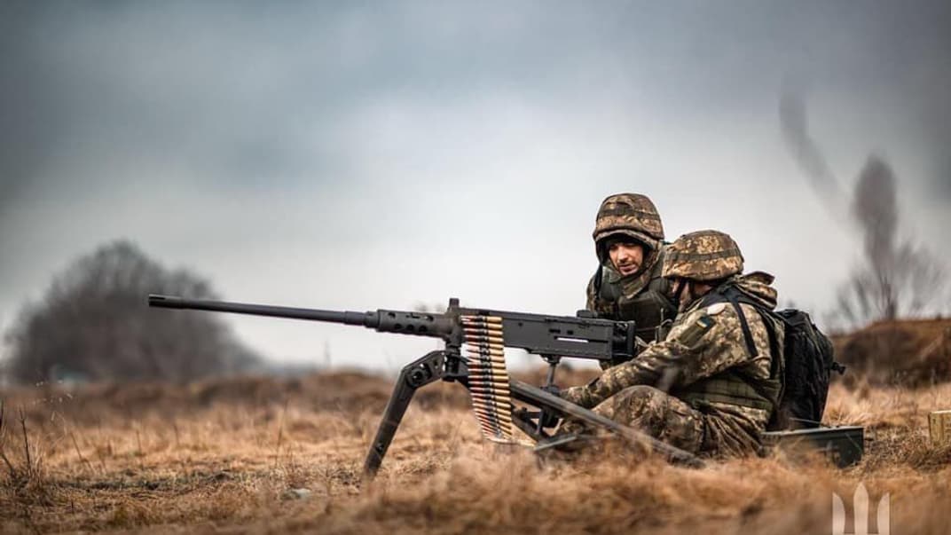 Украинские военнослужащие с оружием. Иллюстративное фото