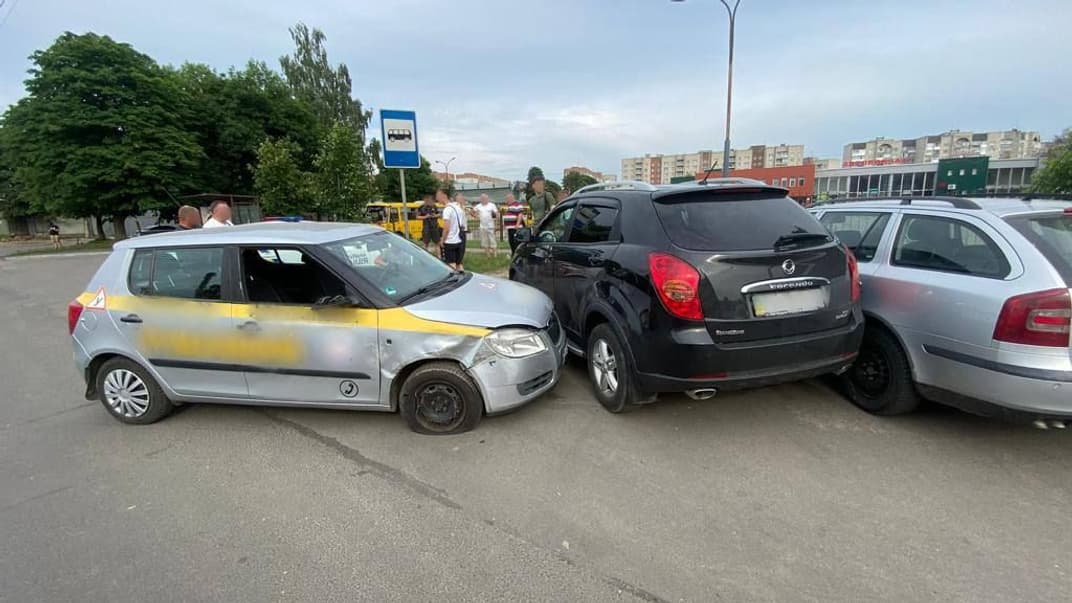 У Луцьку чоловік викрав авто. Довго не їздив, бо одразу врізався у три припарковані машини
