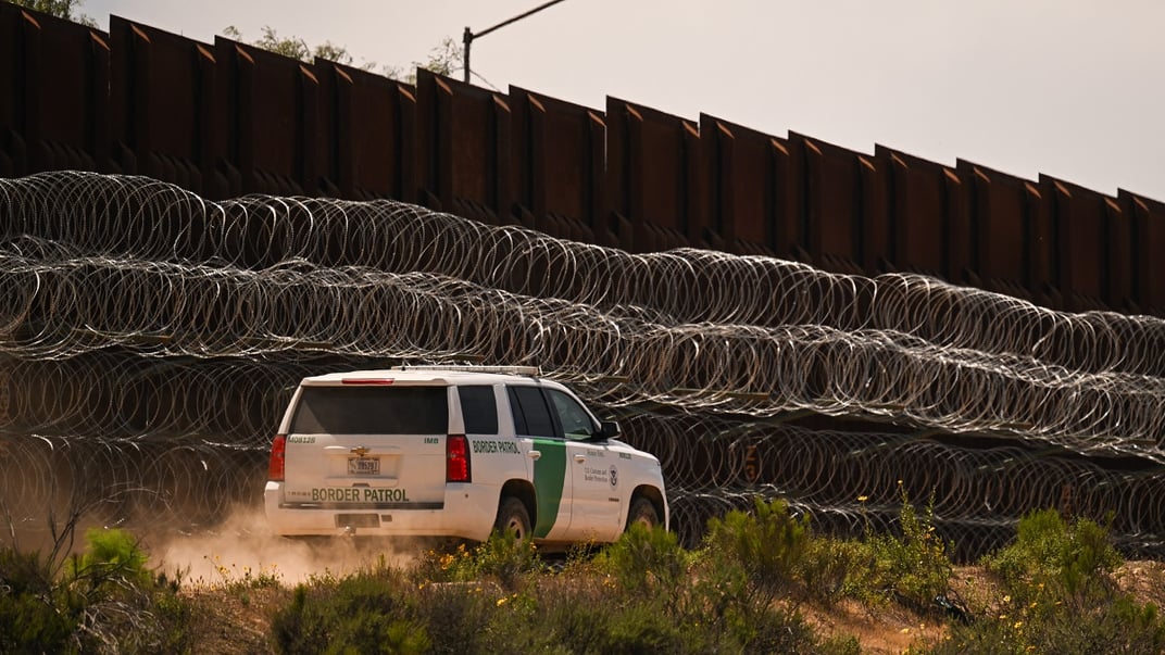 Ілюстративне фото. Автомобіль митної та прикордонної служби США проїжджає вздовж кордону із Мексикою, 24 квітня 2025 року
