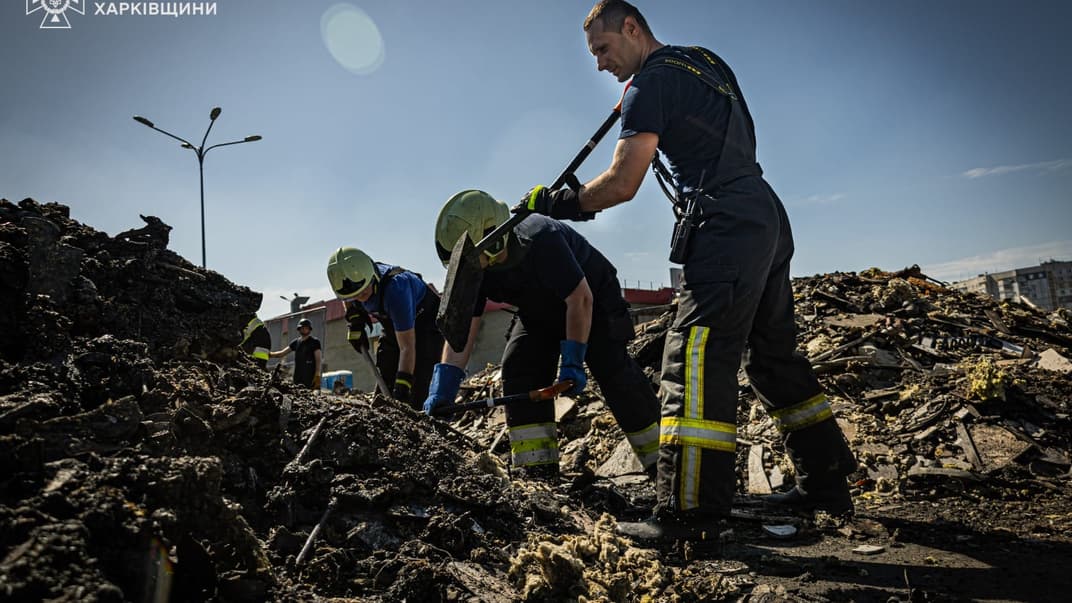 Спасатели работают на месте российского удара по гипермаркету в Харькове