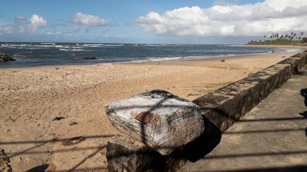 Один із тюків із числа «таємничих вантажів», які вимиває на узбережжя Бразилії