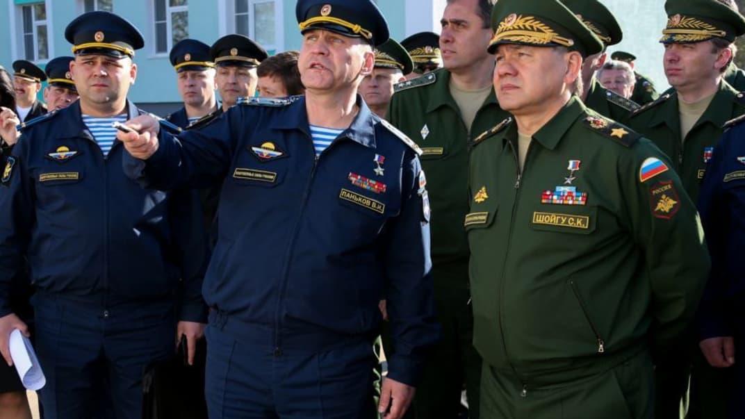 Командир бригади рф, якого обвинувачують у жорстокому поводженні з полоненими (поруч із міністром оборони рф сергієм шойгу)