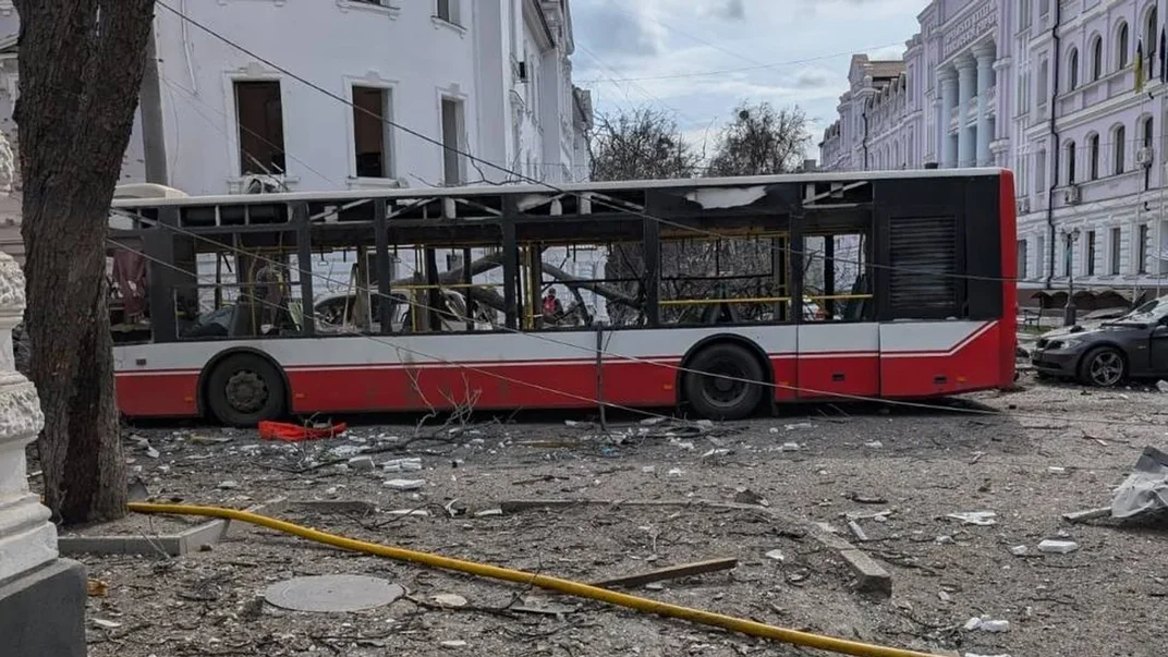 Автобус, який опинився під ударом у Сумах, 13 квітня 2025 року