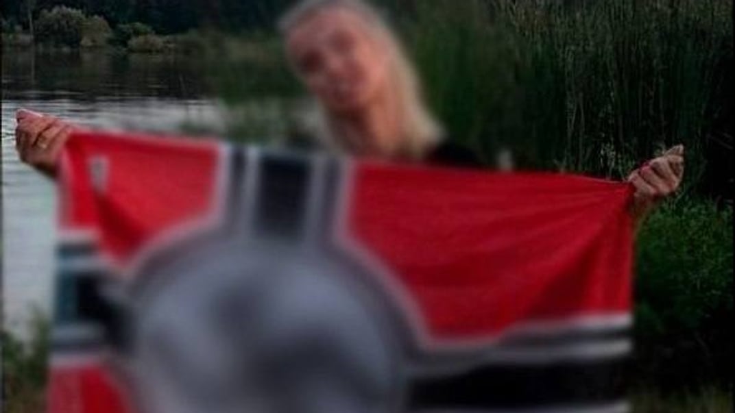 Анастасія Мирзак із нацистським прапором Анастасія Мирзак із нацистським прапором