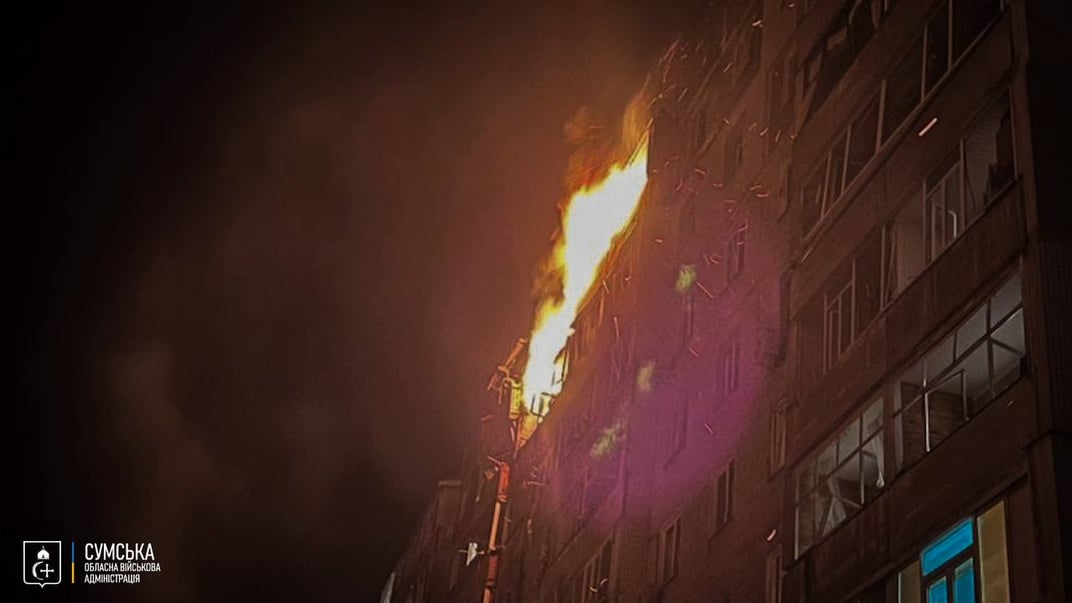 Наслідки удару по багатоповерхівці в Сумах