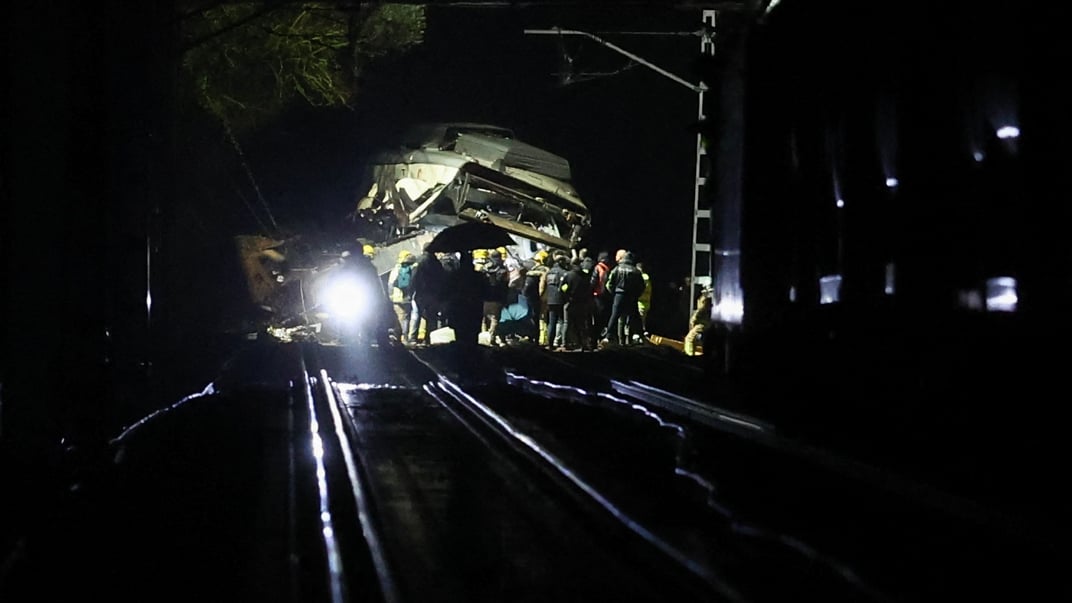 Пожежники та рятувальники працюють аварії регіонального поїзда поблизу Барселони, 21 січня 2026 рок