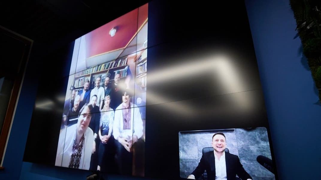 Владимир Зеленский общается по видеосвязи с украинскими полярниками. 6 февраля 2021 года