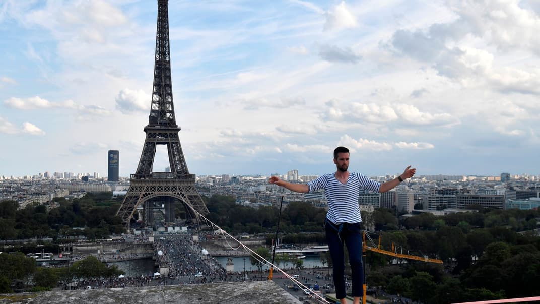 Натан Полен идет по канату от Эйфелевой башни в театр Шайо, Париж, 18 сентября 2021 года