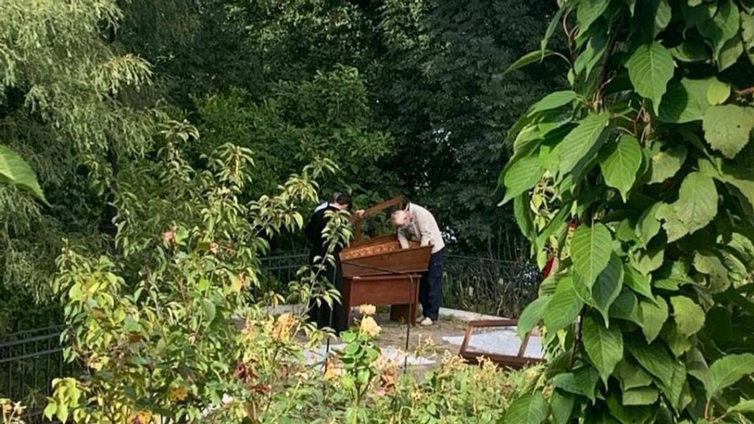 На цьому фото видно, що ковчег із мощами святого винесли на вулицю