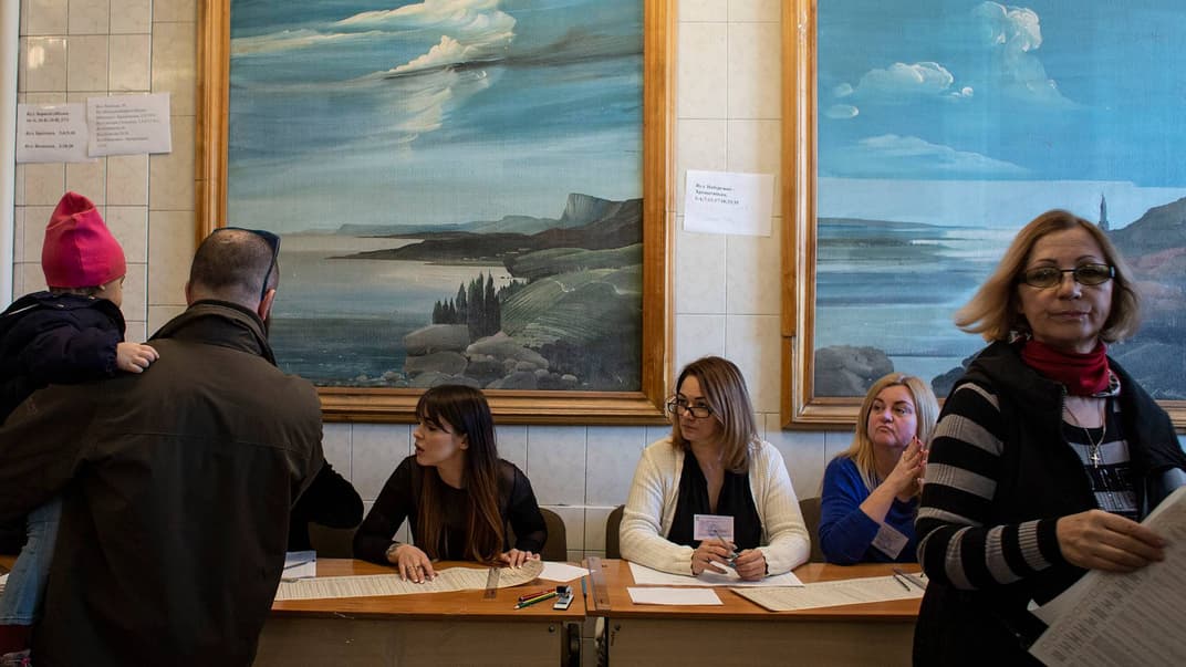 Избиратели на участке в Киеве во время первого тура выборов президента Украины, 31 марта 2019