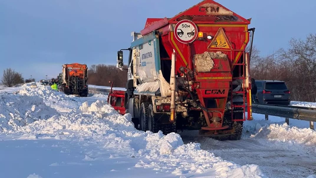 Снігоприбиральна техніка на дорогах. Ілюстративне фото 