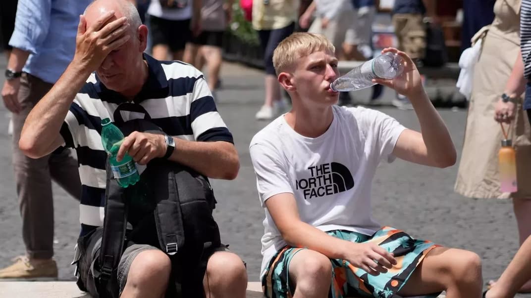 Туристи освіжаються водою, намагаючись урятуватися від екстремальної спеки в Римі, 8 липня 2023 року