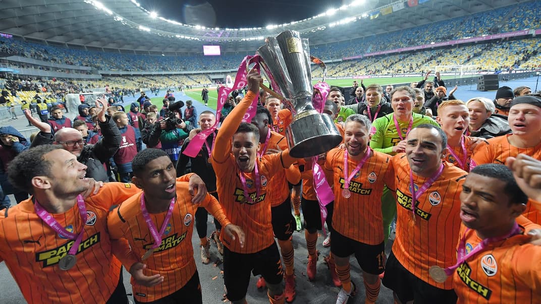 Игроки «Шахтера» радуются, держа в руках Суперкубок Украины после матча на НСК «Олимпийский»