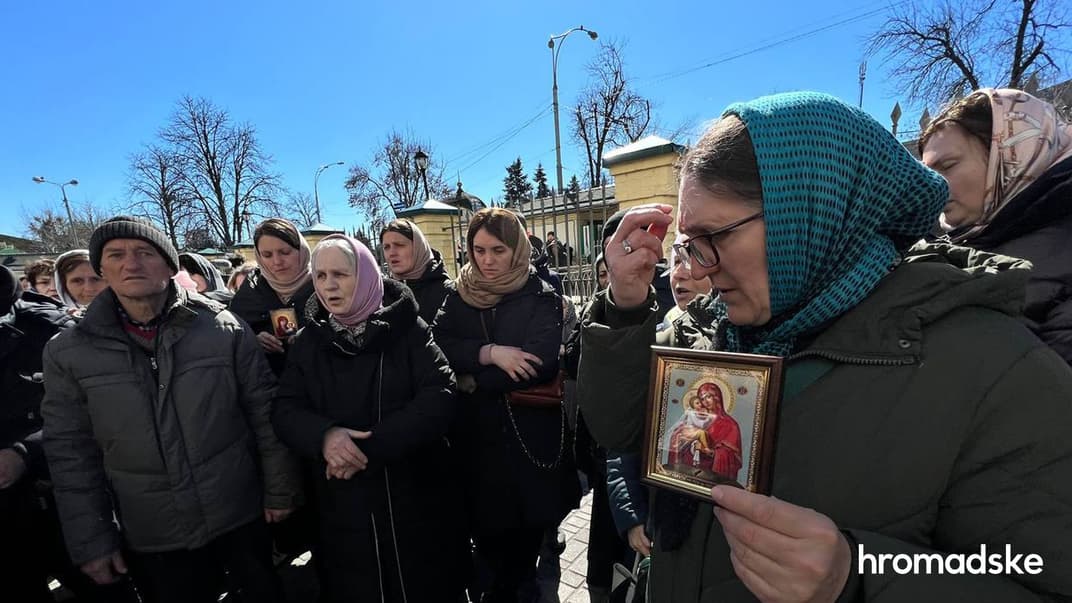 Верующие УПЦ МП возле Киево-Печерской лавры, 30 марта 2023 года