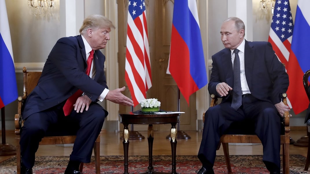 Ілюстративне фото. Президент США Дональд Трамп простягає руку лідеру росії володимиру путіну під час зустрічі в президентському палаці в Гельсінкі, Фінляндія, 16 липня 2018 року