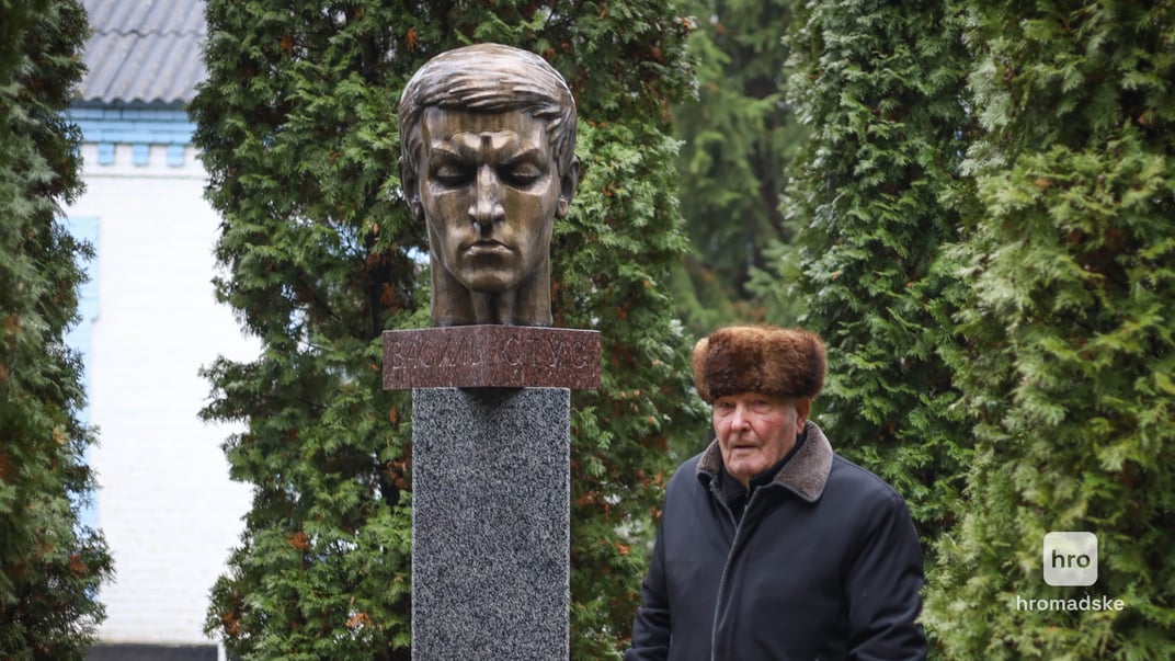 Дмитро Омелянчук біля пам’ятника Василю Стусу в Рахнівці