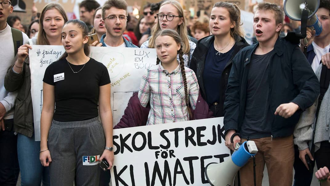 Шведська 16-річна активістка Ґрета Танберг (в центрі) під час акції в Парижі разом із французькими. Молодь закликала світових лідерів вжити термінових заходів, щоб уникнути серйозних наслідків, пов'язаних із кліматичними змінами. Франція, 22 лютого 2019 року