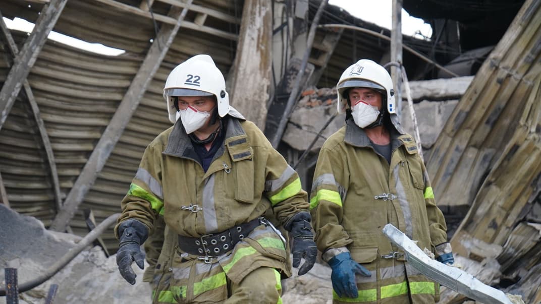 Спасатели работают на месте уничтоженного ТЦ «Амстор» в Кременчуге