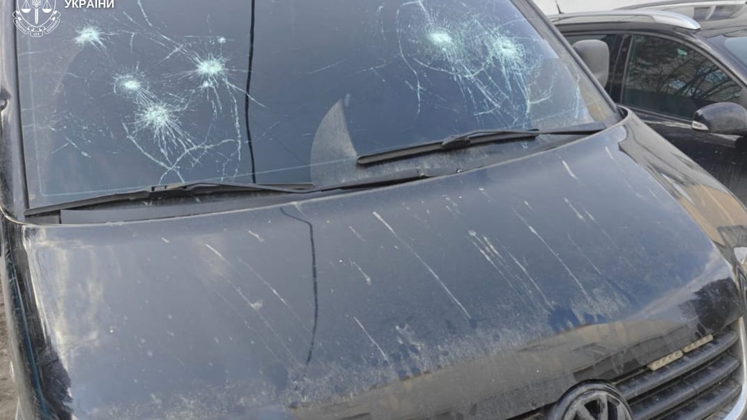 Жінка напала на авто з поліціянтми та військовими у Львові