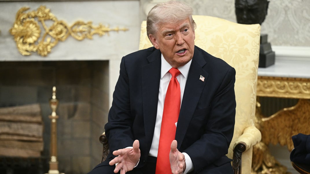 Президент США Дональд Трамп під час зустрічі з канцлером Німеччини Фрідріхом Мерцом в Овальному кабінеті Білого дому у Вашингтоні, 5 червня 2025 року